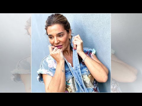 Rocío Flores eleva un look básico de jeans con kimono y un bolso rojo (nada barato)