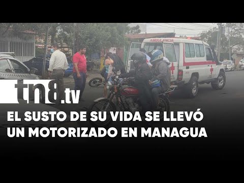 Motorizado choca con taxi en Managua - Nicaragua