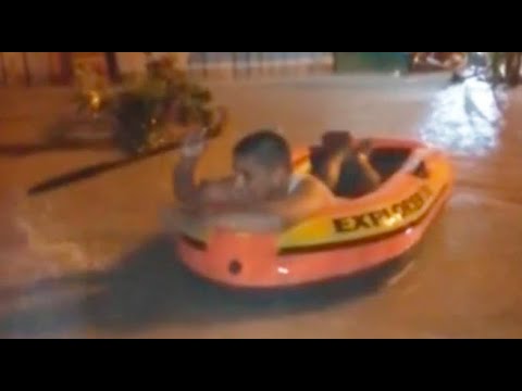 Iquitos: vecinos cruzan calles en botes inflables tras recientes inundaciones