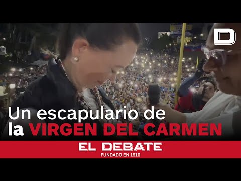 Una monja pone un escapulario de la Virgen del Carmen a la opositora venezolana María Corina Machado