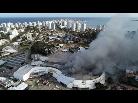 Bomberos controlan el incendio en Punta Shopping