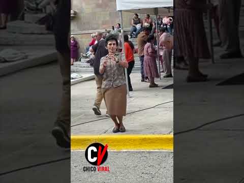 #shorts Abuelita conquista bailando en la calle y presume su gran te?cnica