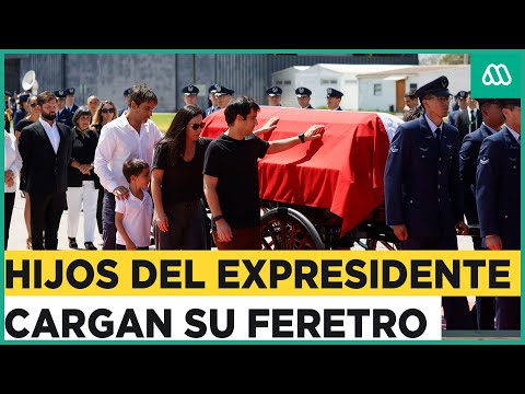 Emotivo momento: Hijos del expresidente Piñera cargan el féretro de su padre