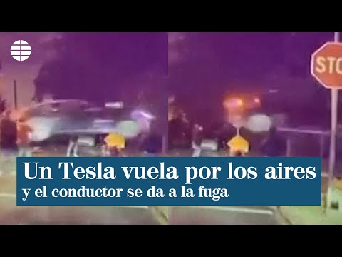 Un Tesla vuela por los aires y acaba estrellándose contra otros coches