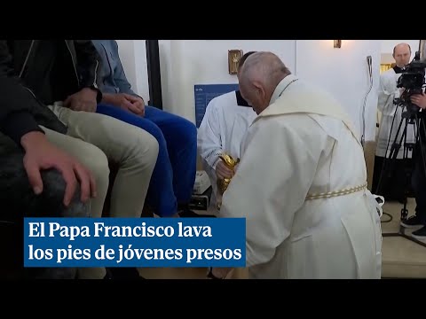 El Papa Francisco lava los pies de jóvenes presos