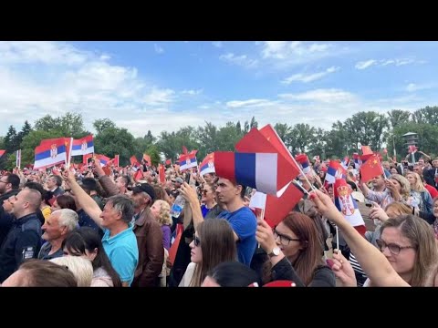 Xi Jinping saluda a una multitud en Serbia