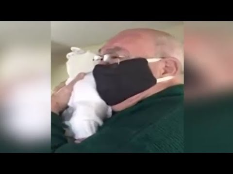 La emoción de un abuelo que conoce y abraza a su bisnieto luego de verlo por videollamada