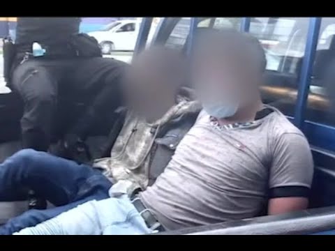PNC captura a dos sujetos acusados del robo de un vehículo
