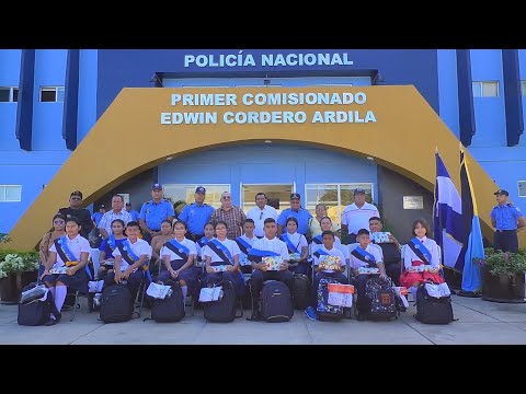 Entregan paquetes escolares a hijos de agentes policiales de León