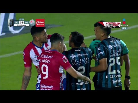 Se pelean Passerini y Cervantes, tras aventarse contra el portero de Gallos | Querétaro vs San Luis