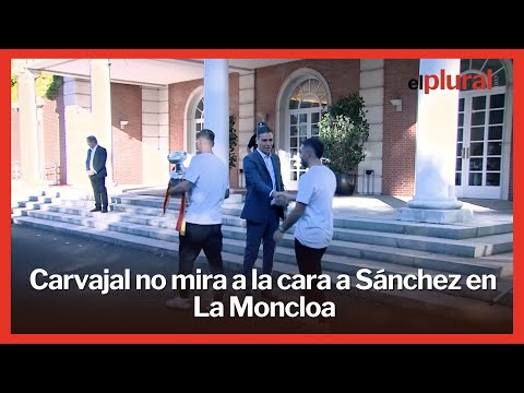 El frío saludo de Dani Carvajal a Pedro Sánchez