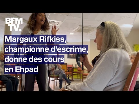 Margaux Rifkiss, championne d'escrime, donne des cours en Ehpad