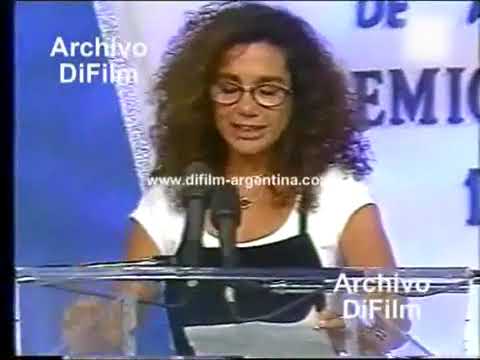 Ana Maria Picchio anuncia premio Podesta a Coco Martinez (1994) V-00019