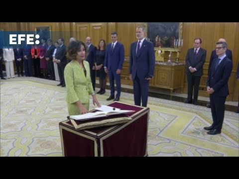 Los 22 ministros de Sánchez prometen su cargo ante el rey