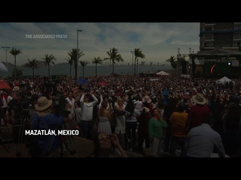 Spectators watch solar eclipse in Mexico