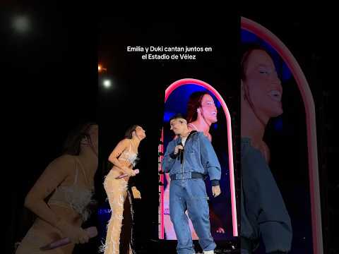 Emilia y Duki cantan juntos “Como Si No Importara” en el Estadio de Vélez