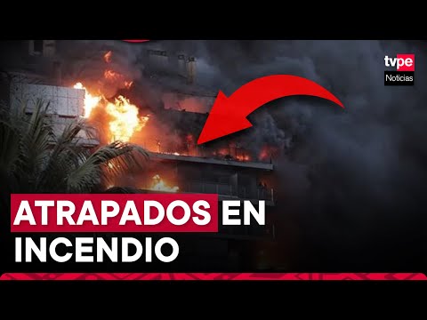España: incendio de grandes proporciones consume edificio de 14 pisos