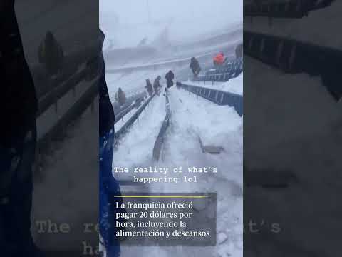 Aficionados de la NFL ayudan a quitar la nieve del estadio de los Buffalo Bills