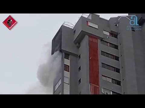 Un incendio en una vivienda obliga a desalojar a los vecinos de un edificio de Benidorm