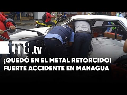 Conductor queda atrapado en el metal retorcido de su vehículo en Managua - Nicaragua