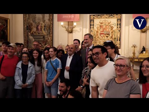 Los reyes sorprenden a los turistas del Palacio Real