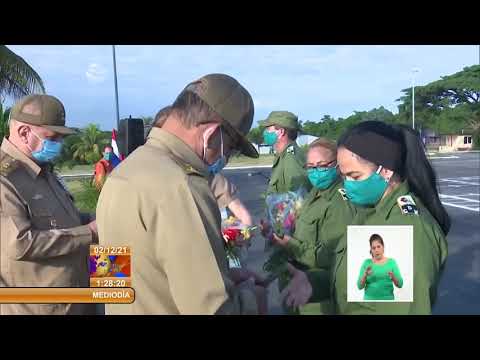 Condecoran y ascienden a oficiales de las FAR en Cuba
