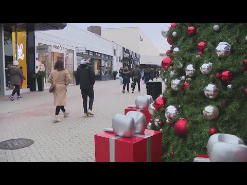 Skokie's Westfield Old Orchard Mall buzzing with last-minute holiday shoppers