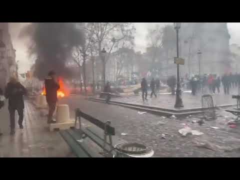 Continuan las #protestas en #Francia #France, por los nuevos impuestos y las pensiones