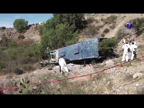 Autobús con indocumentados vuelca en carretera a Zacatecas… hay decenas de heridos y seis...