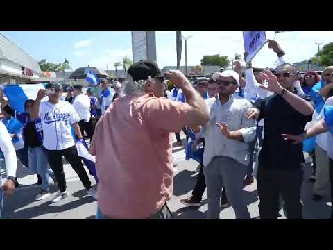 Agresión a opositores que participaban en marcha en Miami