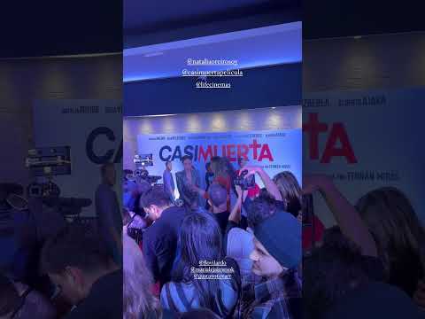 Natalia Oreiro hablando con una periodista en la alfombra roja de la Avant Première de Casi Muerta 6