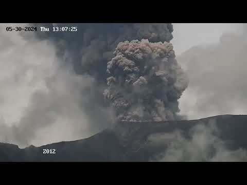 El volcán Marapi entra en erupción y lanza una columna de ceniza en el oeste de Indonesia