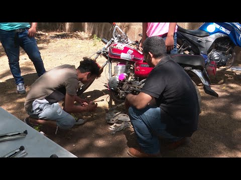 Estudiantes de Las Canoas inician curso en Reparación de Motocicletas