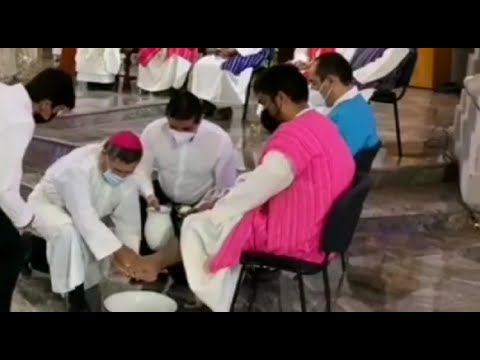 Obispo lavó los pies a miembros de la diócesis de Matehuala.