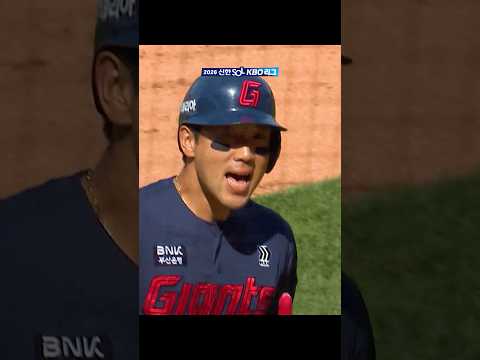 엄청난 비거리! 한점을 추가하는 전준우의 홈런