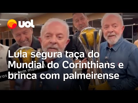 Lula segura taça de Mundial do Corinthians e brinca com palmeirense: ‘Cheira’