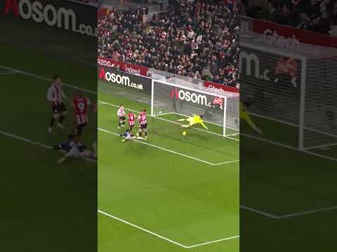 David Raya makes amends with an incredible save 😲