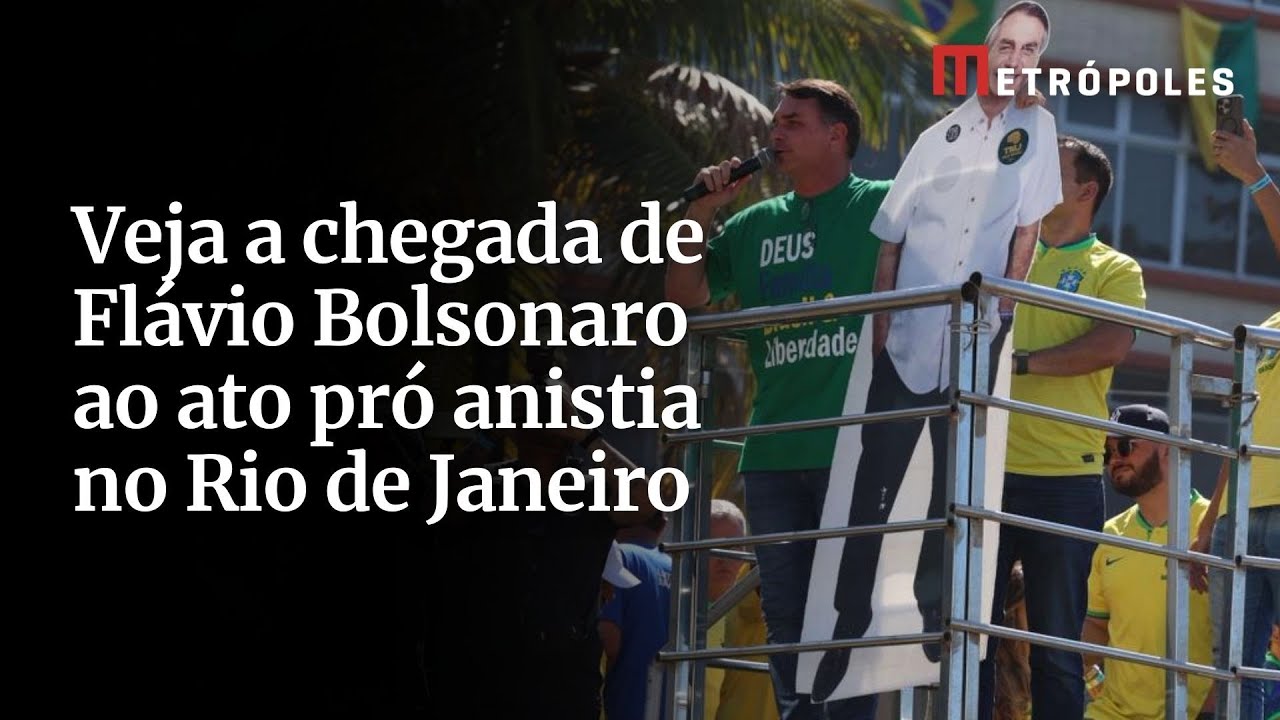 Veja a chegada de Flávio Bolsonaro ao ato pró anistia no Rio de Janeiro