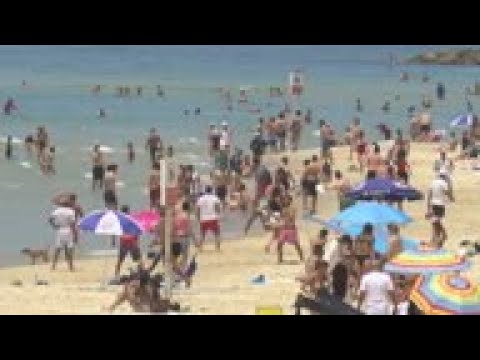 Israeli beachgoers enjoy sweltering day by the sea