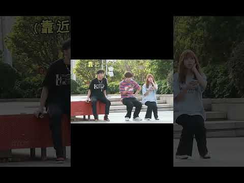 路人同化測驗！ 穿隱形椅整蠱路人，小哥哥到最後都沒想明白為什麼！