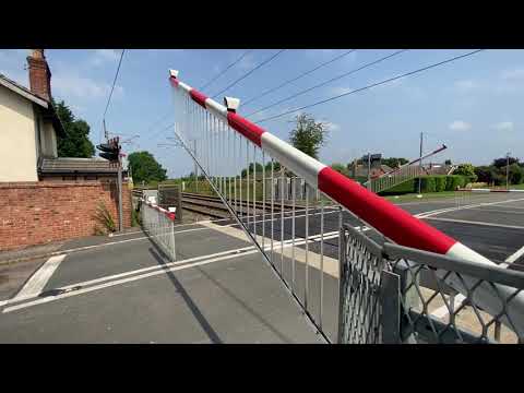 A very very noisy level crossing barrier 😂 (Barnby Moor & Sutton)