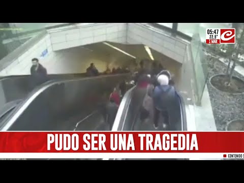 El aterrador momento en que un hombre queda atrapado en una escalera mecánica en Turquía