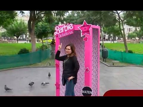 Caja de la Barbie dictadora es instalada por manifestantes en la plaza San Martín