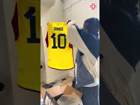 ¡De crack a crack! Jimmy Butler presume de una camiseta de Colombia firmada por James Rodríguez