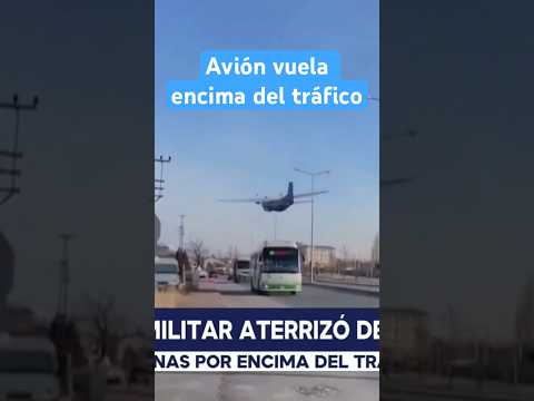 Video muestra cómo un avión militar de Turquía vuela encima del tráfico