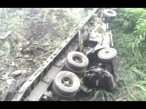 Conductor de un tráiler muere tras caer a un barranco en Palín