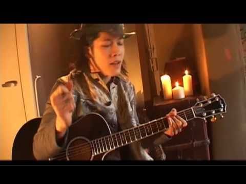 雅 Miyavi playing acoustic backstage concert in Paris