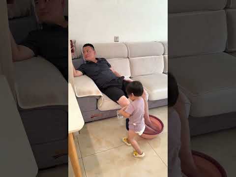 아빠 발 씻긴 물로 족열수(?) 한 잔 대접하기 ㅋㅋㅋ #Shorts #쇼츠 #육아유머 #웃긴영상 #족욕물 #귀여운아기 #가족일상 #유머 #현실육아