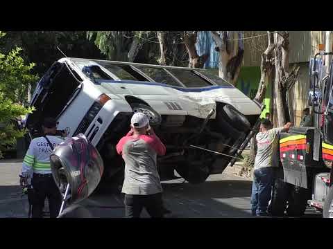 UNA MUJER Y 8 PERSONAS LESIONADAS EN UN ACCIDENTE DE TRÁNSITO EN SANTA TECLA