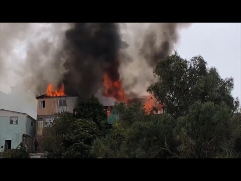 5 viviendas fueron destruidas: incendio estructural deja 18 damnificados en Valparaíso